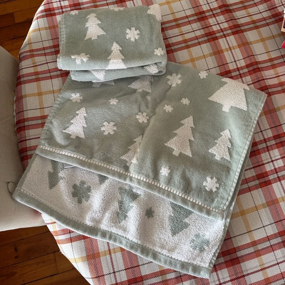 Festive Holiday Hand Towels Set - Picture 4 of 4